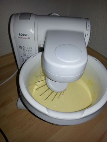 Die feuchten Zutaten gut verrühren und aufschlagen