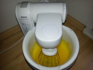 Zucker und Eier nach 30 Sekunden auf höchster Stufe