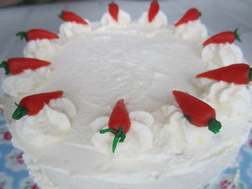 Karottenkuchen mit Frischkäsecreme und Marzipanmöhren