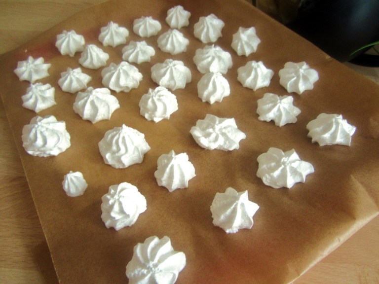 Mainbacken IKEA Kekse mit Erdbeeren und Baiser (3)