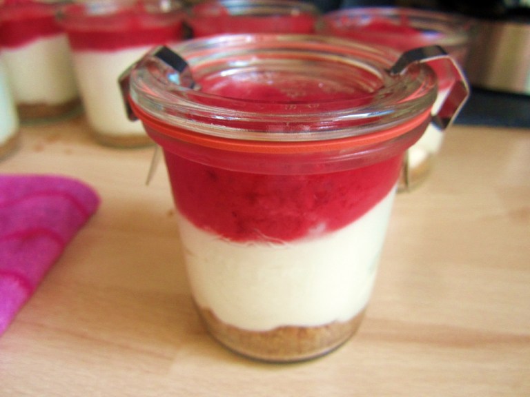 Sommer Dessert Cheesecake im Glas Himbeeren (8)