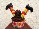 Kopfüber im Cupcake Hexe