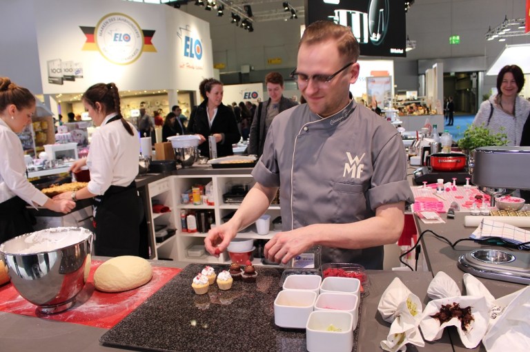 Produktpräsentationen zeigen die Utensilien von ihren besten Seiten. Christoph zaubert hier süße Cupcakes