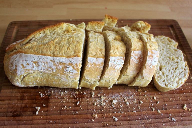 Das Brot ungefähr fingerdick schneiden und toasten