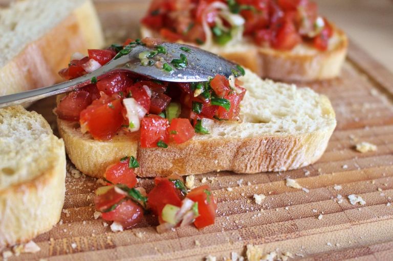 Mit einem Löffel geht es gut. Legt Servierten dazu, falls mal was runter fällt beim Essen.