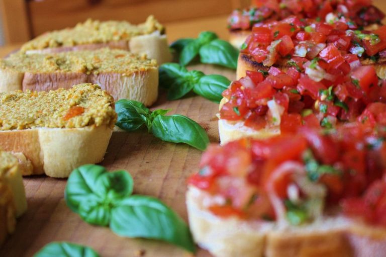 Ein tolle Duo - zweierlei Bruschetta schnell selbst gemacht.