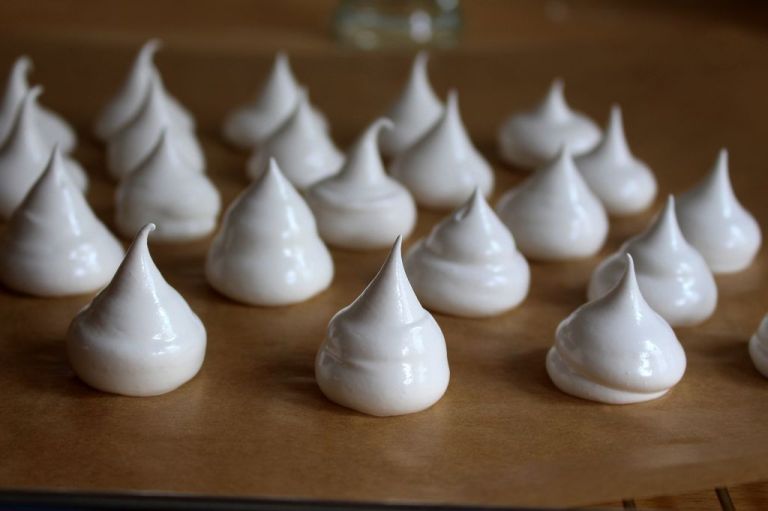 Die Baiser sollten sich nicht berühren, aber sie gehen nicht auf - es passt eine Menge auf ein Blech