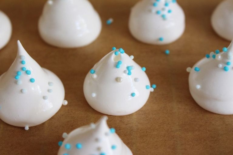 Wenn ihr Zuckerstreusel dazu machen wollt, dann vor dem Backen. Bei nur 100°C schmelzen sie nicht, keine Angst