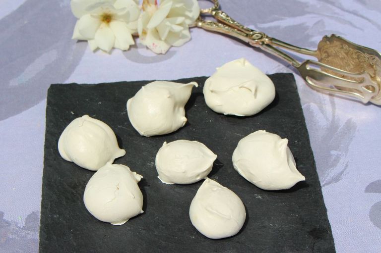 Mindestens genau so schön wie mit der Spritztülle wird es übrigens auch mit zwei Löffeln