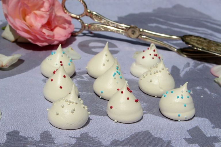 Mit ein paar Streuseln wertet ihr die Baiser optisch weiter auf