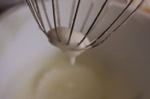 Das Salz hinzufügen, wenn das Eiweiß schön weiß und fluffig, aber noch nicht zu fest ist.