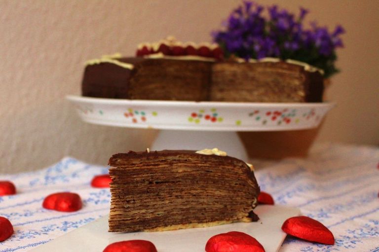 Und hier noch die Crepe-Schoko Torte, die ebenfalls auf dieser schönen Platte steht.