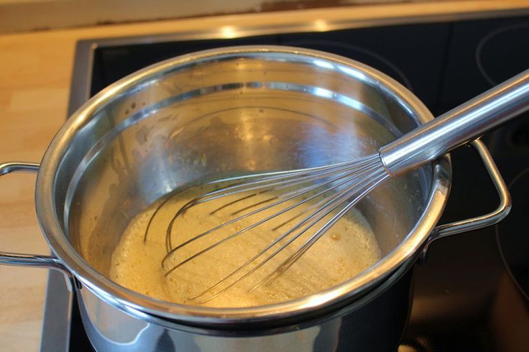 Auf mittelhoher Temperatur im Wasserbad immer weiter rühren. (Foto nach ca. 1 Minute)