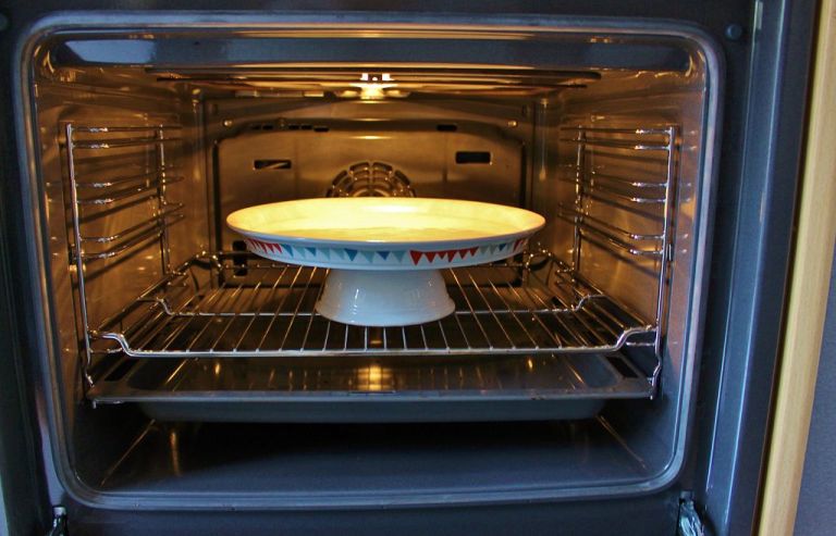 Schritt 6.) Heizt euren Backofen auf 90°C vor und backt die Tortenplatte für 10 Minuten. Lasst sie dann komplett auskühlen und backt sie nochmal für 10 Minuten bei 90°C.