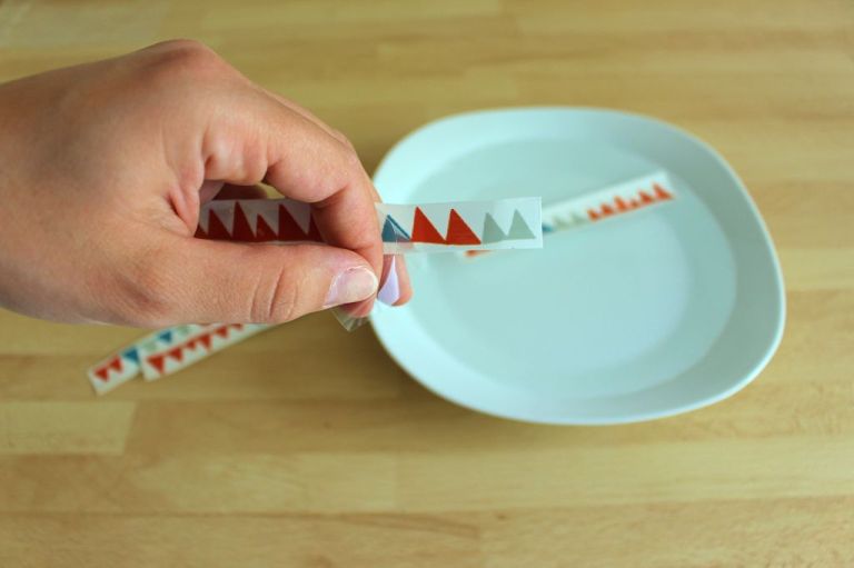 Zieht die Plastikfolie ab und weicht das Papier für 2 Min. in kaltem Wasser ein.