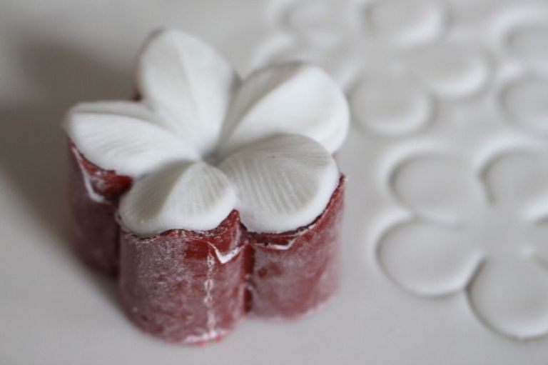 Jetzt mit sehr sehr wenig Wasser die Zuckerperlen aufkleben, bevor die Blüten trocken.