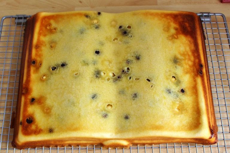 Schritt 1.) Die Schokostücke sinken während des Backens von allein ab, also oben drauf streuen reicht. So sammeln sie sich nicht am Boden.