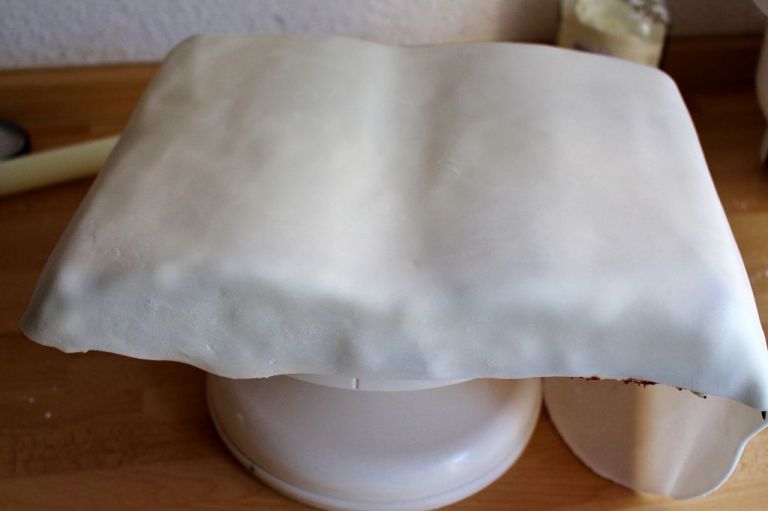 Schritt 3.) Ist das Fondant nicht super glatt, ist das gar nicht schlimm, denn ein antikes Buch hat wellige Seiten.