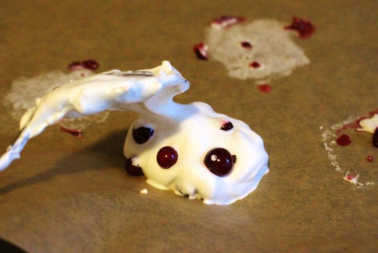 Die Baisers mit einem Löffel auf ein Backpapier geben. Wenn ihr wollt, könnt ihr auch noch ein paar Johannisbeeren oben drauf drücken.