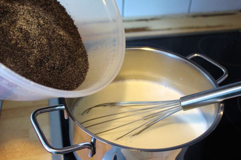 Schritt 2.) Die Milch aufkochen lassen, bevor der Mohn rein kommt.