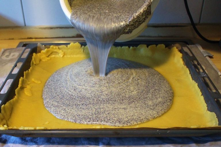 Die Mohnmasse auf den ungebackenenen Teig geben.