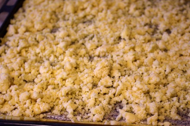 Krümelt die Streusel vorsichtig über die Mohnmasse, damit sie nicht darin versinken.