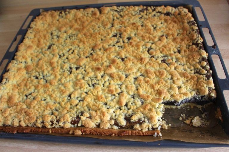 Kaum ist der Kuchen fertig aus dem Ofen, fehlt ein Stück. Mohndemenz...ich sags ja.