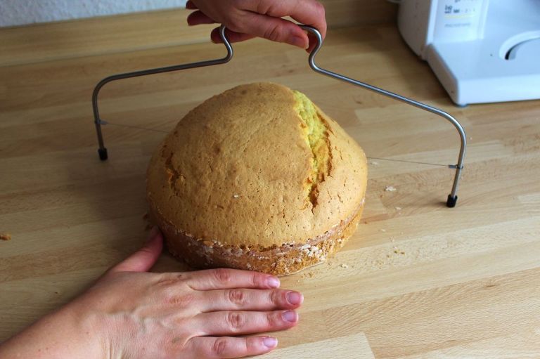 Die Kuppel ist in meinem Fall etwas groß geworden (das Rezept ist mittlerweile angepasst), aber die Reste wurden köstliche Cakepos!