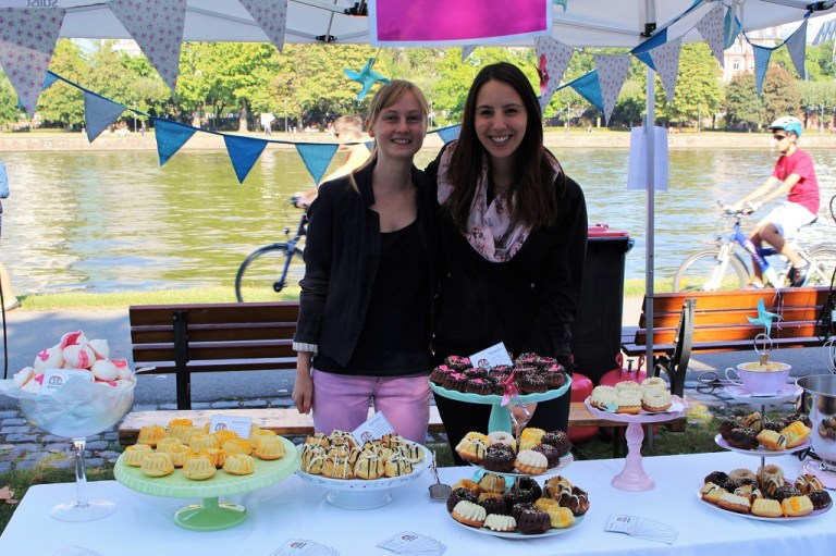 Anna und ich stehen bereit zum Kuchen verteilen