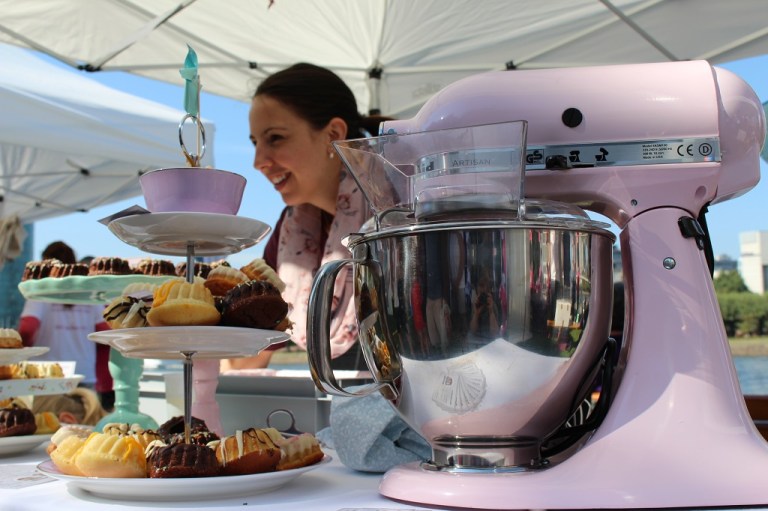 Farblich passende Deko: Wir hatten eine schicke rosa Kitchenaid am Stand