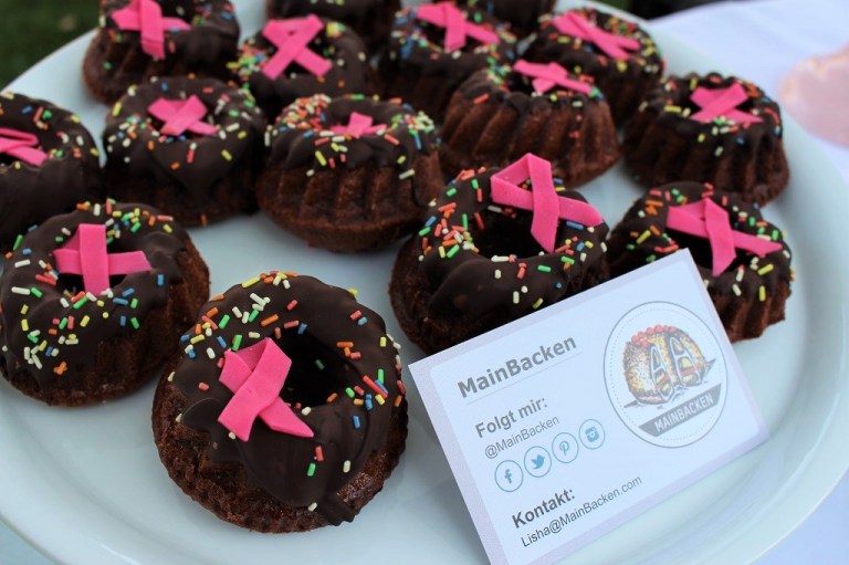 Schoko Gugelhupfs mit Zartbitter Schokolade und selbstgemachten kleinen pinken Schleifen. 