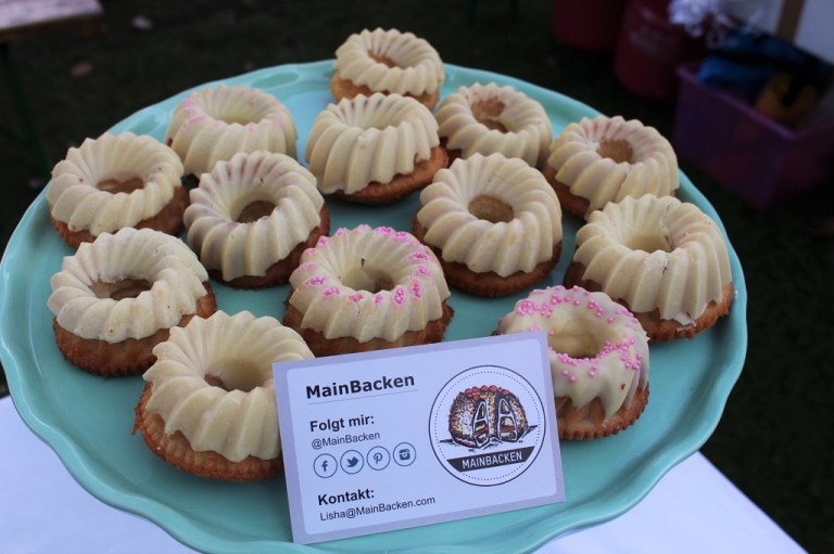 Vanille Gugelhupfs mit weißer Schokoladenglasur