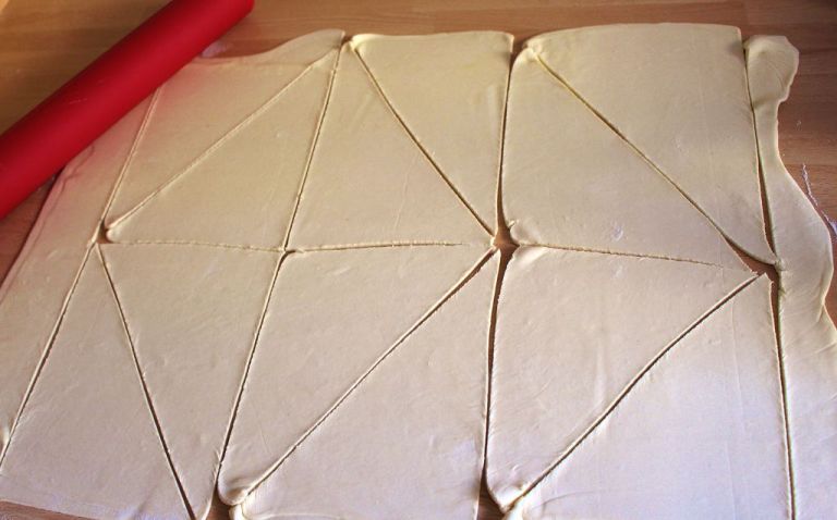 Schritt 2.) Den Teig in gleichgroße Dreiecke schneiden. Ich habe mich verschnitten und hatte Ränder...das hat man eigentlich nicht, aber ich hab sie mit Blaubeeren verdreht und hatte dann Blaubeerstangen.