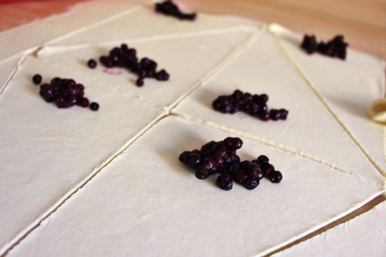 Schritt 3.) Ich habe nicht allzuviele Blaubeeren genommen, damit sie nicht seitlich rauslaufen, aber ihr könnt auch mehr nehmen