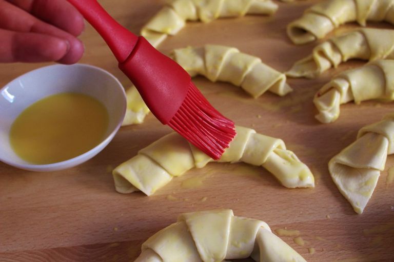 Schritt 4.) Sahne und Eigelb sorgen für eine schöne goldbraune Farbe und, dass das Croissant nicht zerfällt. Für sowas habe ich immer Eigelb eingefroren.