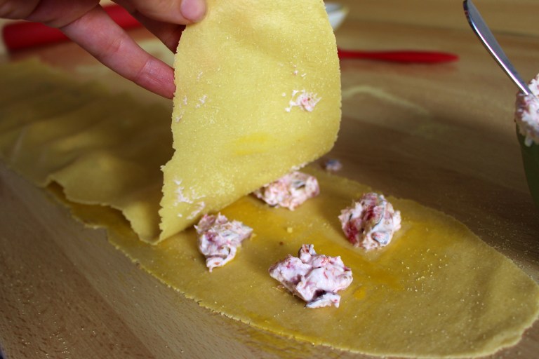 Schritt 5.) Die Pastamaschine ist klasse, weil sie den Teig so fein macht - denn gefüllte Nudeln sind zwei Pasta-Bänder übereinander.