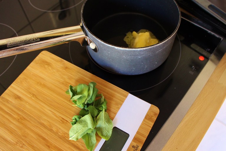 Schritt 6.) Die Salbei-Butter wird mit dem Prürierstab gemischt, damit sie zusammen hält und sich nicht wieder in ihre Bestandteile auflöst.