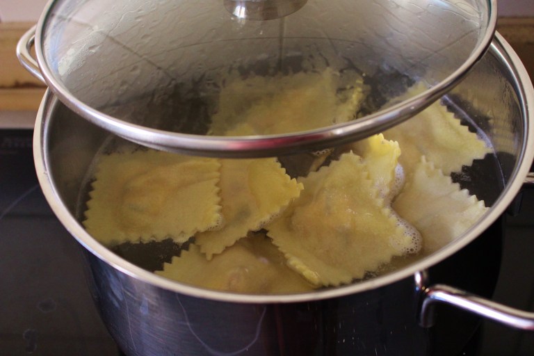 Schritt 7.) Die Nudeln brauchen 4 bis 6 Minuten im Topf bis sie al dente sind.