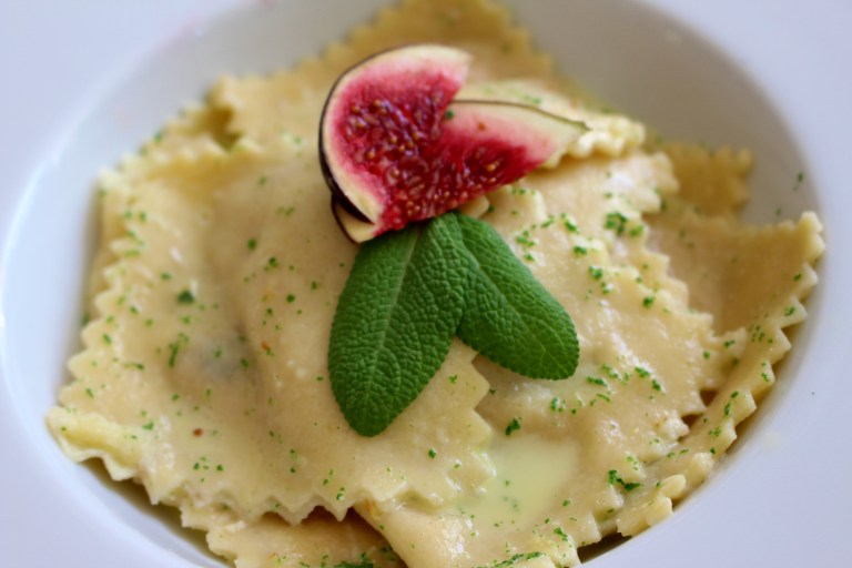 So einfach haben wir Pasta selbst gemacht - jetzt nur noch mit Salbei und Feige dekorieren.