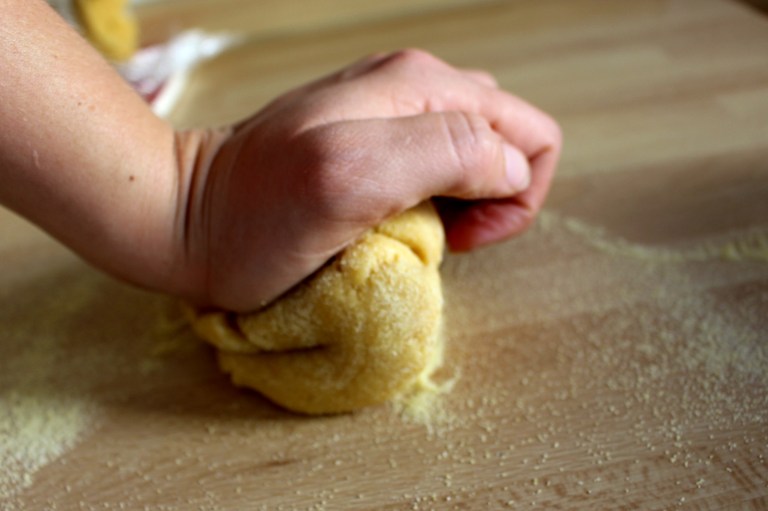 Schritt 1.) Nudelteig vor und nach dem Ruhen gut verkneten.