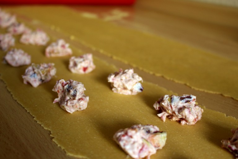 Schritt 4.) Die Füllung einer Ravioli ist ziemlich genau ein Teelöffel.