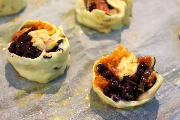 Den Teig schön ent rollen und in Scheiben schneiden, die etwa zwei fingerdick sind.