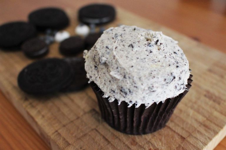 Die Cupcakes selbst haben weniger Zucker im Teig, weil die Creme süß ist.