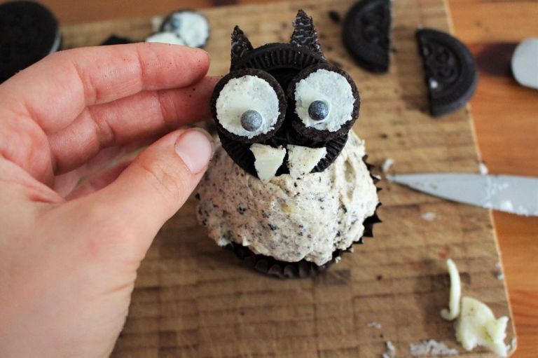 Bringt die Augen und Zähne auf der schwarzen Seite von "B" an und steckt sie auf den Cupcake.