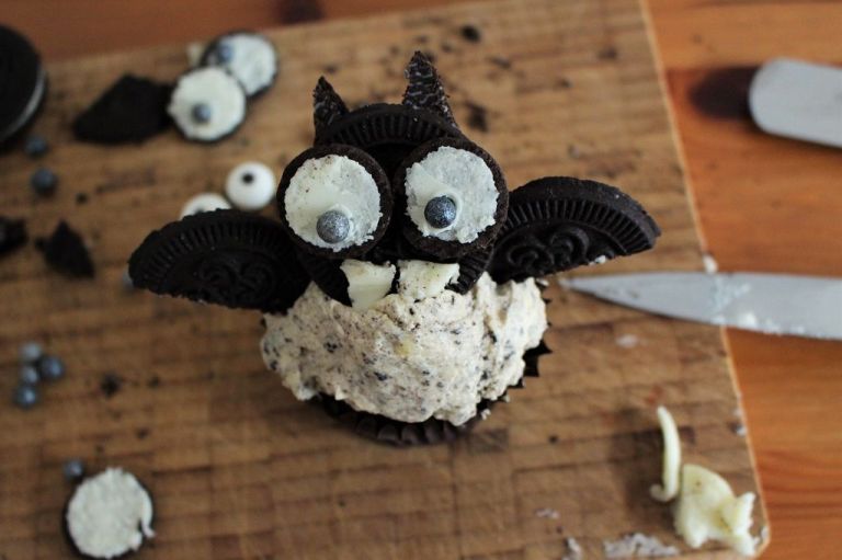 Jetzt nur noch die beiden Hälften von der Seite "A" links und rechts in den Cupcake stecken und fertig ist die Fledermaus!