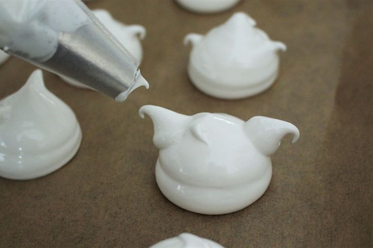 Baiser Geister: Kleine Ärmchen geben den Geistern erst richtig eine Form.