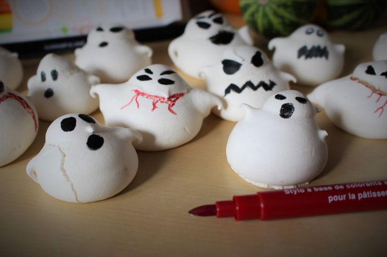 Schaurig schaurig - die, die leichte Risse hatten haben von mir einen blutverschmierten Mund bekommen. Kann was, oder?