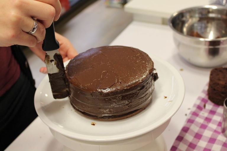 Umso glatter ihr die Ganach auftragt, umso sauberer sitzt hinterher das Fondant