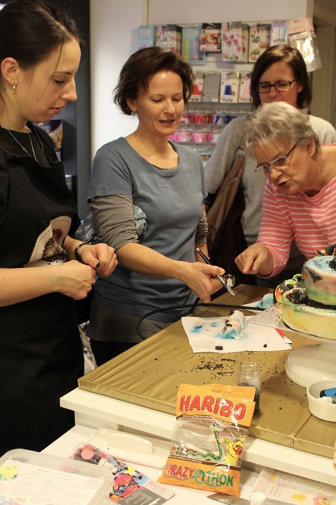 Insgesamt haben sich eher die Damen an das Airbrushgerät getraut. Lustig.