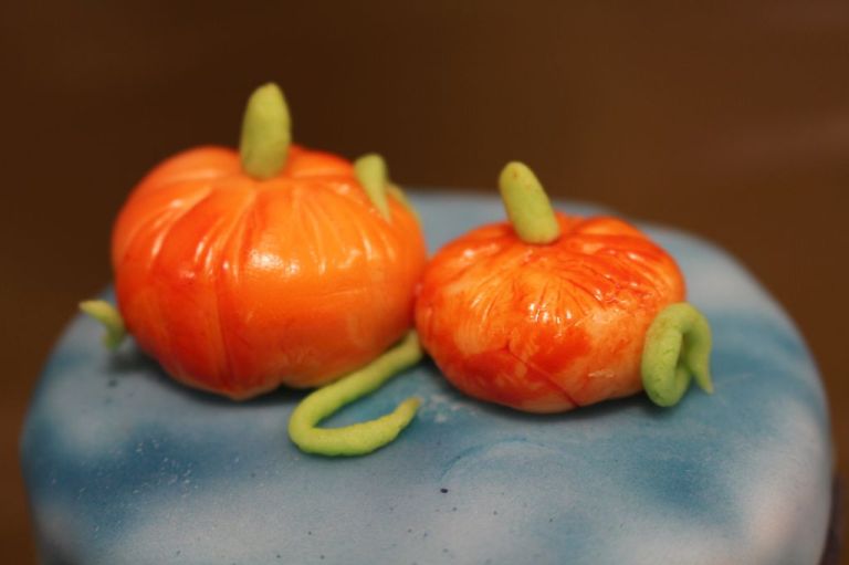 Kleine Fondant-Kürbisse sehen mit Airbrush so richtig gut aus